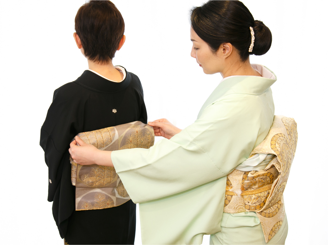 本コースでは着付を通して、華やかに彩る奥深い着付技術を自身が学ぶだけでなく、着付を教え日本文化を伝えていく着付講師を養成いたします。